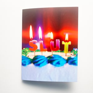 Happy Birthday Slut– Hoffe du bekommst alle deine Geburtstagswünsche und Syphilis du fiese Hure. Alles Gute zum Geburtstag! Kommt mit Umschlag