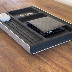 Bandeja de escritorio grande de aluminio cepillado y corcho y cajón para organizar el escritorio de manera moderna. Bandeja de almacenamiento para oficina, escritorio, cajón.