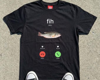 Camiseta "Fih Is Calling" - Camiseta gráfica premium con texto "Brainrot", humor, regalo maldito, llamada telefónica de pez