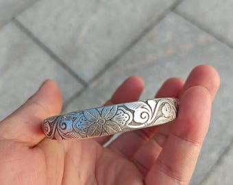Pulsera abierta de latón chapado en plata, grabada a mano, joyería minimalista.