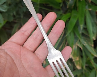 Vintage Versilberte Serviergabeln, französische Weißmetallbesteck, Geschirrgabeln, Antike Silberblechgabeln, Sardinengabel mit verziertem Griff u12