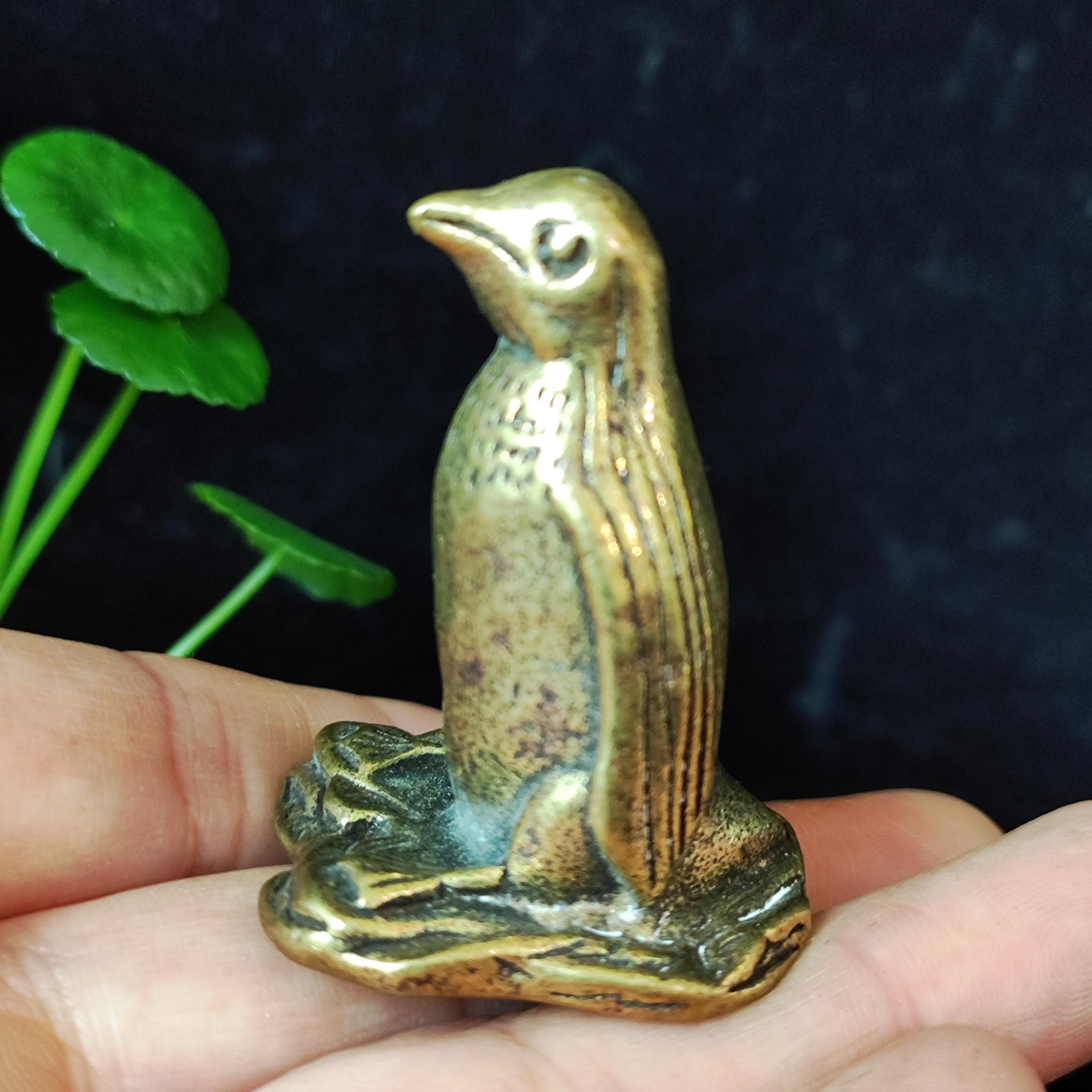 銅製の芸術品、獰猛な銅製のペンギンの像、野生動物の彫刻ペンギンの海