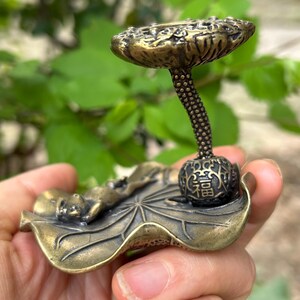 Rökelsekar i mässing med lotusblad och groda, rökelsekar i bakåtflödesform, söt bordsdekoration på bricka. Telekset i mässing, doftande rökelsekarhållare i 60 delar.