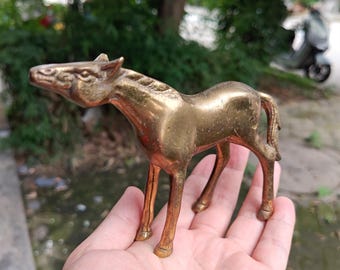 Caballo Feng Shui, solo una figura de caballo vintage, estatua de caballo de cobre, figura de adorno de latón de caballo moderno de mediados de siglo vintage, hallazgos vintage