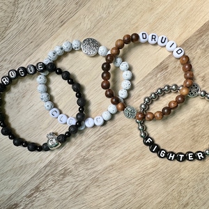 Personalisierte D & D Charakter Name Klasse Armbänder, Zubehör für Dungeons und Dragons, Fan von Kritische Rolle, Dungeon Master Geschenk, DnD Player, Gamer