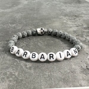 D&D Barbarian Namen Armband, Geschenk für D&D Dungeons and Dragons Spieler, Nerd Schmuck, Criticalrole Schmuck, Gamer Geschenk