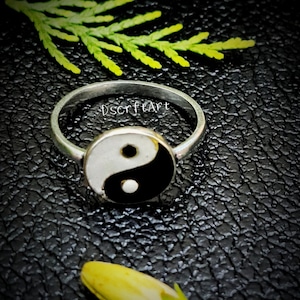 Yin Yang Ring, Sterling Silver Ring, Ring, Balance Yoga Ring, Round Signet Ring, Mother of Pearl, Taoist Zen Spirit Jewelry, Man Woman