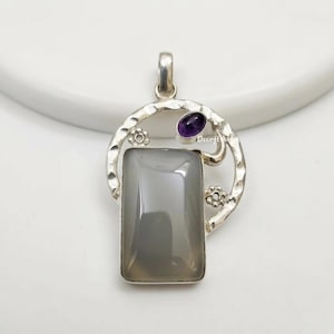 Handgemaakte hanger met grijze maansteen en amethist, gehamerd sieraad van 925 sterling zilver, rechthoekige edelstenenketting
