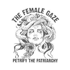 Puede incluir: Ilustraci&oacute;n en blanco y negro de una mujer con serpientes como cabello. El texto "THE FEMALE GAZE" est&aacute; por encima de su cabeza y "PETRIFY THE PATRIARCHY" est&aacute; por debajo.