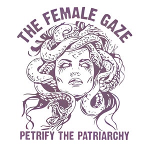 Puede incluir: Una ilustraci&oacute;n en blanco y negro de una mujer con serpientes como cabello. El texto "THE FEMALE GAZE" est&aacute; por encima de su cabeza y el texto "PETRIFY THE PATRIARCHY" est&aacute; por debajo de su cabeza.