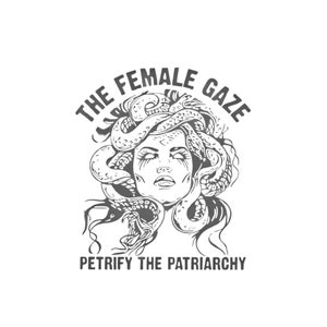Puede incluir: Ilustraci&oacute;n en blanco y negro de una mujer con serpientes como cabello. El texto "THE FEMALE GAZE" est&aacute; por encima de su cabeza y "PETRIFY THE PATRIARCHY" est&aacute; por debajo.