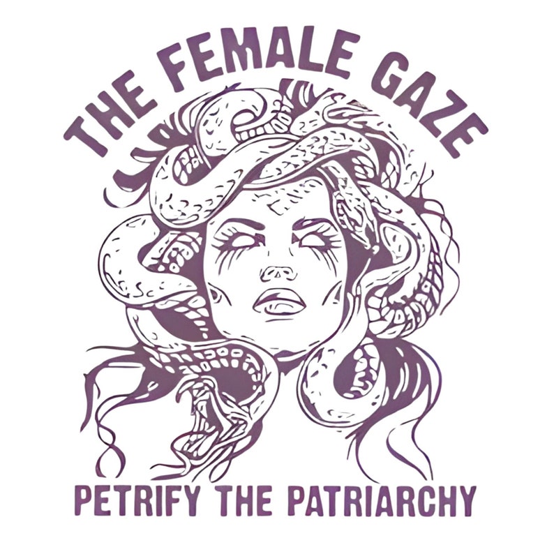 Puede incluir: Una ilustraci&oacute;n en blanco y negro de una mujer con serpientes como cabello. El texto "THE FEMALE GAZE" est&aacute; por encima de su cabeza y el texto "PETRIFY THE PATRIARCHY" est&aacute; por debajo de su cabeza.