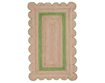 Könnte beinhalten: Ein rechteckiger Jute-Teppich mit einem gewellten Rand und einem grünen Besatz. Der Teppich ist hellbeige.