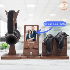 May include: Wooden stand with three compartments for headphones, a phone, and two controllers. The phone compartment has a slot for a photo and the text "Johnny 06.10.2023".