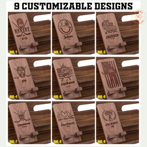 Puede incluir: Nueve dise&ntilde;os personalizables para un soporte de tel&eacute;fono de madera. Cada dise&ntilde;o presenta una imagen y un texto diferentes sobre el tema del hockey. Los dise&ntilde;os incluyen una m&aacute;scara de hockey, una cara sonriente, un jugador de hockey, un palo y un disco de hockey, un signo de paz y un coraz&oacute;n, y un jugador de hockey con una corona. El texto incluye nombres como "Robert", "Jackson" y "Thomson".