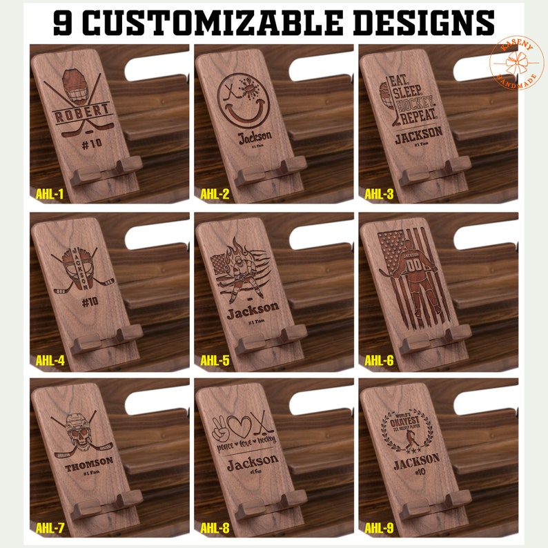 Puede incluir: Nueve dise&ntilde;os personalizables para un soporte de tel&eacute;fono de madera. Cada dise&ntilde;o presenta una imagen y un texto diferentes sobre el tema del hockey. Los dise&ntilde;os incluyen una m&aacute;scara de hockey, una cara sonriente, un jugador de hockey, un palo y un disco de hockey, un signo de paz y un coraz&oacute;n, y un jugador de hockey con una corona. El texto incluye nombres como "Robert", "Jackson" y "Thomson".