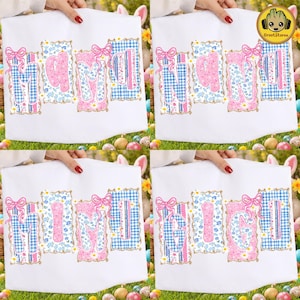 Può includere: T-shirt bianca con la scritta "MOM" in un design decorativo. Ogni lettera è incorniciata da un bordo smerlato e ornata da fiocchi rosa. Le lettere sono riempite con motivi floreali e gingham in rosa e blu.