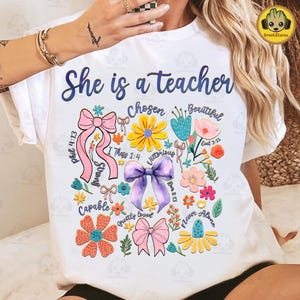 Puede incluir: Camiseta blanca con el texto "She is a teacher" y un dise&ntilde;o floral con lazos y vers&iacute;culos b&iacute;blicos. Los vers&iacute;culos incluyen "Phil 4:13", "I Thess 1:4", "Rom 8:13", "Ecel 3:11".