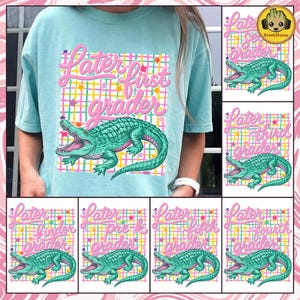 Könnte beinhalten: Hellblaues T-Shirt mit dem Schriftzug "Later First Grader" in Rosa und einer grünen Alligatorengrafik. Das Design ist vor einem bunten Karohintergrund mit Sternen platziert. Zusätzliche Designs zeigen den Alligator mit verschiedenen Klassenstufen.
