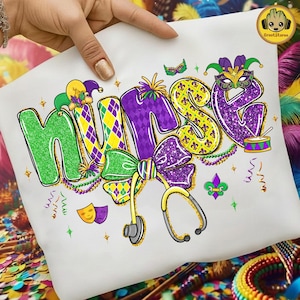 Puede incluir: Camiseta blanca con la palabra "NURSE" en verde, morado y amarillo, decorada con elementos temáticos de Mardi Gras. Incluye un estetoscopio, un lazo, máscaras y un tambor. El diseño es festivo y colorido.