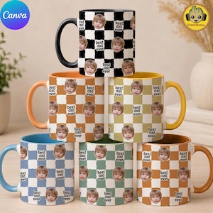 Może przedstawiać: Stos ceramicznych kubków z wzorem w szachownicę i powtarzającym się napisem "best dad ever". Każdy kubek ma inny kolor uchwytu i wnętrza, w tym czarny, pomarańczowy, żółty, niebieski, zielony i brązowy. Kubki mają zdjęcie dziecka.