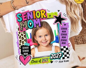 PNG de graduación de la clase de 2027, plantilla personalizada de collage de fotos para mamás de último año, diseño de camiseta a juego para la familia orgullosa, plantilla de Canva