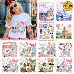 Op de afbeelding: Een wit t-shirt met een kleurrijke afbeelding met een Disney-kasteel, Mickey Mouse en de tekst "Meet Me On Main Street". De afbeelding bevat ook verschillende Disney-thema stickers en ontwerpen.