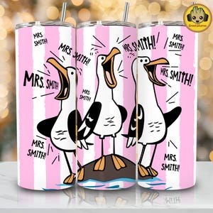 Peut inclure: Trois gobelets en acier inoxydable avec un motif de mouette de dessin animé. Les mouettes sont blanches et noires, avec des becs ouverts, et le texte "MRS. SMITH!" est répété autour du motif. Le fond est à rayures roses et blanches.