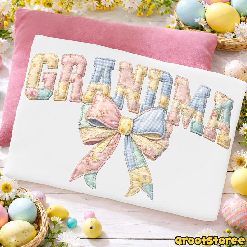 Puede incluir: Funda de almohada blanca con la palabra "GRANDMA" en letras de patchwork y un gran lazo de patchwork. Las letras y el lazo presentan patrones florales y de cuadros en colores pastel. La funda de almohada descansa sobre una almohada rosa.