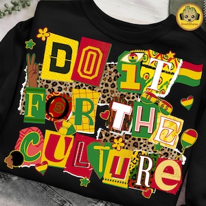 以下が含まれることがあります： カラフルなパッチワークスタイルの文字で「DO IT FOR THE CULTURE」と書かれた黒いスウェットシャツ。赤、黄、緑の色合い、ヒョウ柄のアクセント、さまざまなグラフィック要素がデザインに取り入れられています。スウェットシャツはクルーネックです。