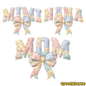 Puede incluir: Tres palabras decorativas de tela: "MIMI", "NANA" y "MOM". Cada palabra est&aacute; hecha de tela de patchwork en colores pastel, con un gran lazo debajo de cada palabra. Los lazos y las letras tienen estampados florales y de cuadros.