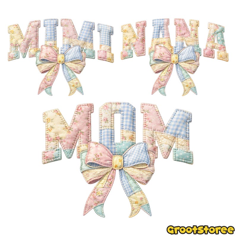 Puede incluir: Tres palabras decorativas de tela: "MIMI", "NANA" y "MOM". Cada palabra est&aacute; hecha de tela de patchwork en colores pastel, con un gran lazo debajo de cada palabra. Los lazos y las letras tienen estampados florales y de cuadros.