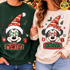 Op de afbeelding: Een donkergroene sweater met een afbeelding van Mickey Mouse in een kerstmuts met stervormige bril en de naam MARTIN, en een crèmekleurige sweater met Minnie Mouse in een kerstmuts met stervormige bril en de naam OCTAVIA.