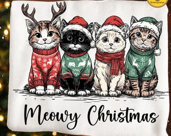Puede incluir: Un cojín rectangular blanco con cuatro gatos vestidos para Navidad. Los gatos llevan gorros de Papá Noel y jerséis con diseños de renos y copos de nieve. El texto "Meowy Christmas" está escrito en la parte inferior.