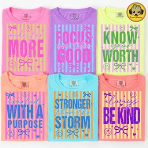 K&ouml;nnte beinhalten: Set aus drei wei&szlig;en Keramikvasen mit geriffelter Textur. Die Vasen sind unterschiedlich hoch: ca. 25 cm, 20 cm und 15 cm. Ideal f&uuml;r Blumen oder als dekorative Objekte.