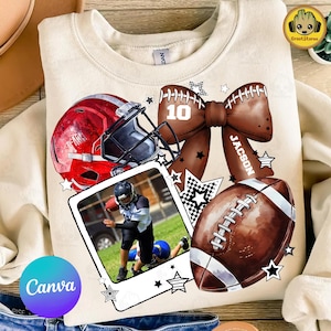 Könnte beinhalten: Cremefarbenes Sweatshirt mit Football-Motiv. Das Design umfasst einen roten Helm, eine footballförmige Schleife mit dem Namen "Jacson", einen Football und ein Foto eines Footballspielers. Die Nummer "10" ist ebenfalls abgebildet.