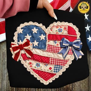 Puede incluir: Un diseño negro en forma de corazón con un patrón de patchwork de la bandera estadounidense. El diseño incluye mezclilla azul con estrellas blancas, cuadros rojos y blancos, estampados florales y dos lazos decorativos. Los bordes están adornados con encaje color crema.