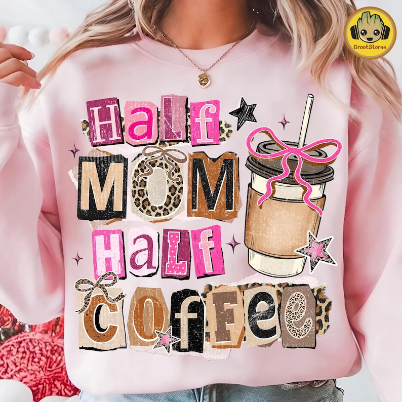 Coffee Mama PNG, Halvmamma Halvkaffeskjortadesign, Retrorutig kokettrosett, Leopardfärgad mors dag digital nedladdning bild 1