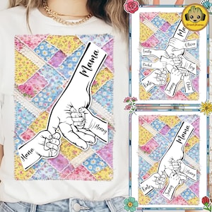 Może przedstawiać: Biała koszulka z grafiką dłoni matki trzymającej dłoń dziecka, ze słowem "Mama" i imionami. Tło to wzór patchwork w różnych kolorach. Drugi obraz przedstawia dłonie z imionami.