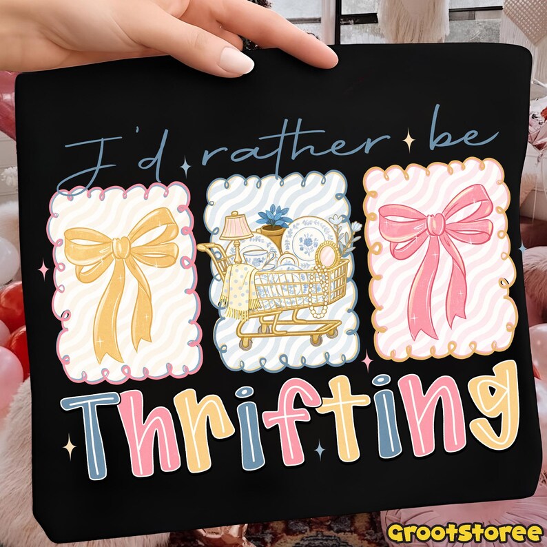 Może przedstawiać: Czarna torba typu tote z napisem "I'd rather be thrifting". Projekt zawiera trzy dekoracyjne ramki ze wstążkami i w&oacute;zek na zakupy wypełniony przedmiotami w stylu vintage. Tekst "Thrifting" jest w kolorowych literach.