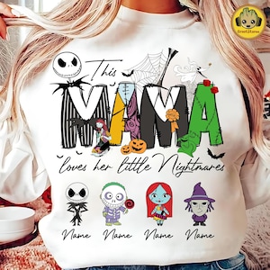 Könnte beinhalten: Weißes Sweatshirt mit dem Text "This MAMA loves her little Nightmares" in einem Halloween-Design. Das Wort "MAMA" ist mit Figuren und Elementen aus dem Film verziert. Darunter befinden sich vier Charakterillustrationen mit dem Wort "Name".