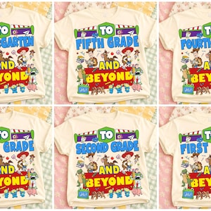 Peut inclure: Un t-shirt couleur crème avec une impression graphique colorée des personnages de Toy Story, dont Woody, Jessie et Buzz l'Éclair. Le texte indique TO [GRADE LEVEL] AND BEYOND, avec diverses fournitures scolaires et des petits extraterrestres.