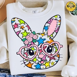 Könnte beinhalten: Ein Set aus drei Keramikbechern mit gesprenkelter, matter Oberfläche. Die Becher sind in Creme-, Hellgrau- und Dunkelgrautönen gehalten. Jeder Becher hat ein schlichtes, minimalistisches Design.