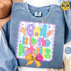 God zit in de details png, religieuze png, preppy christelijke png, handletters, trendy png, smiley millennial png, coquette Jesus png