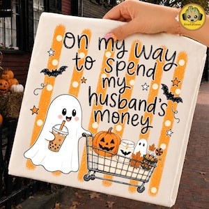 Puede incluir: Una bolsa de tela blanca con fondo de rayas naranjas y lunares blancos. El gráfico muestra un fantasma con un té de burbujas, empujando un carrito de compras con una calabaza, una vela y otro fantasma, con el texto On my way to spend my husband's money.
