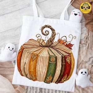 Peut inclure: Un sac fourre-tout blanc orn&eacute; d'un motif de citrouille compos&eacute;e de livres anciens empil&eacute;s aux dos color&eacute;s, avec des d&eacute;tails floraux dor&eacute;s et une tige tress&eacute;e, entour&eacute;e de trois petits fant&ocirc;mes blancs aux yeux et bouches noirs.