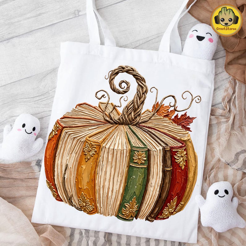 Peut inclure: Un sac fourre-tout blanc orn&eacute; d'un motif de citrouille compos&eacute;e de livres anciens empil&eacute;s aux dos color&eacute;s, avec des d&eacute;tails floraux dor&eacute;s et une tige tress&eacute;e, entour&eacute;e de trois petits fant&ocirc;mes blancs aux yeux et bouches noirs.