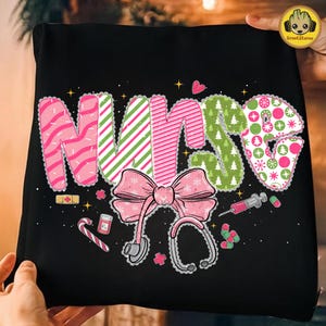 レトロな看護師のクリスマスPNG、陽気な看護師のシャツのデザイン、コケットな看護師のアート、看護師へのホリデーギフト、学校看護師のクリップアート、ブラシストロークのクリスマスリボン