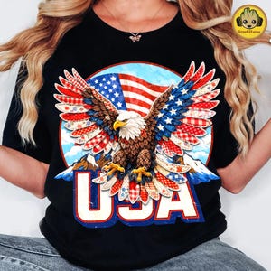 Pode incluir: Uma caneca de cerâmica branca com uma alça preta e o texto "But First, Coffee" em estilo manuscrito. A caneca está sobre uma superfície branca. A caneca tem aproximadamente 10 cm de altura.