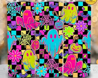 Pode incluir: Três canecas com tema de Halloween com designs coloridos. Cada caneca apresenta um fundo preto e xadrez com fantasmas de néon, teias de aranha, morcegos, flores e abóboras. As canecas têm um canudo prateado e uma borda dourada.